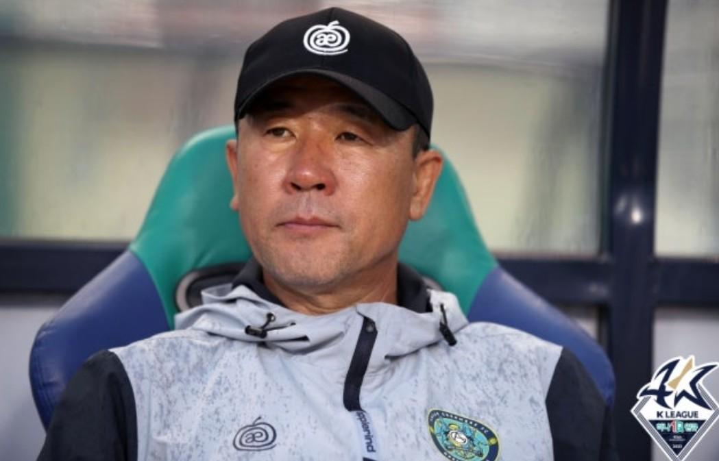 韩K2球队前主帅因受贿引入球员被判处有期徒刑一年，并追讨罚款